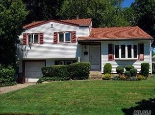 18 Radnor Ct, Hicksville, NY 11801