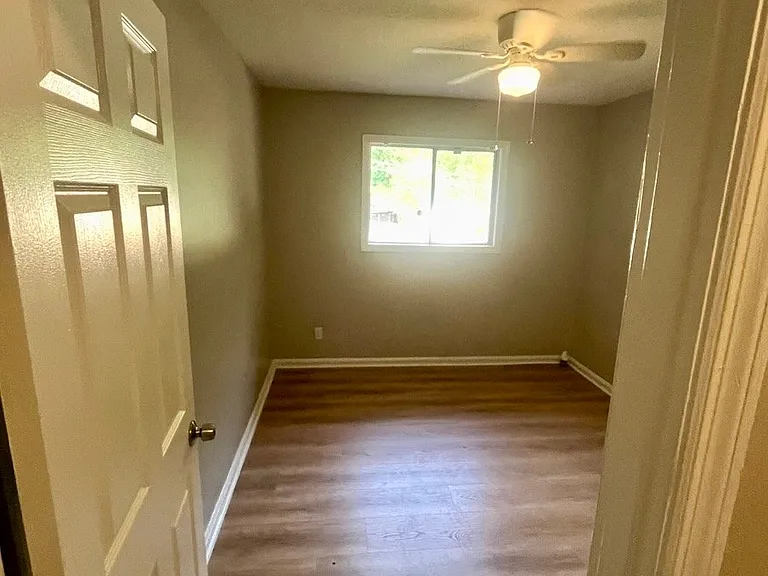 1215 Winifred Ln — Photo 24