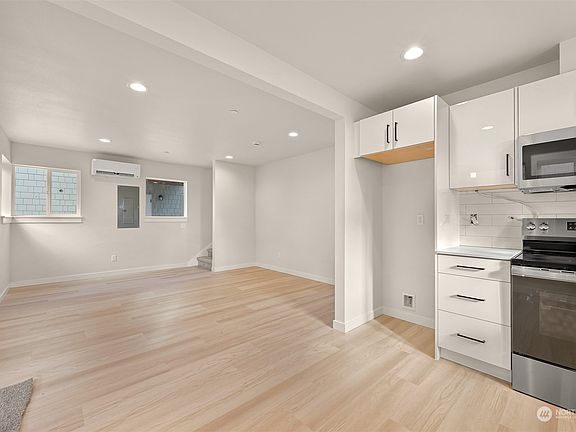 4th image of 476 SE Barrington Dr #B