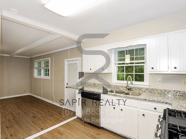 373 James St SW — Photo 11