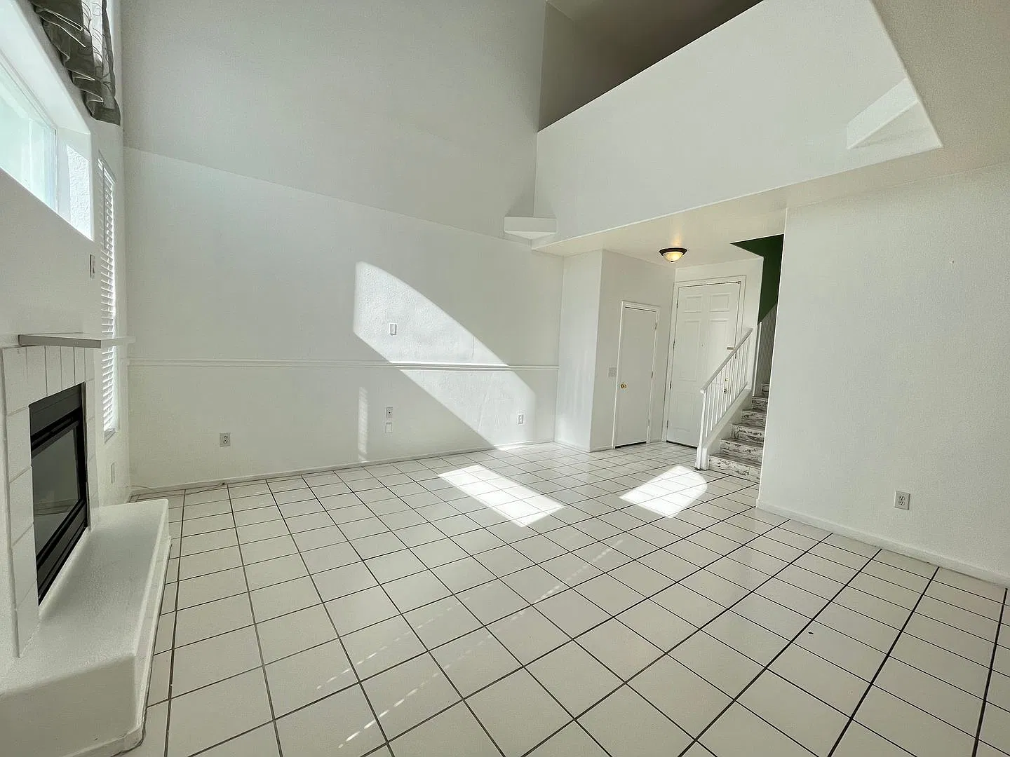 Townhouse 3 Bedrooms 2.5 Bathrooms in Gated Community! — Photo 4