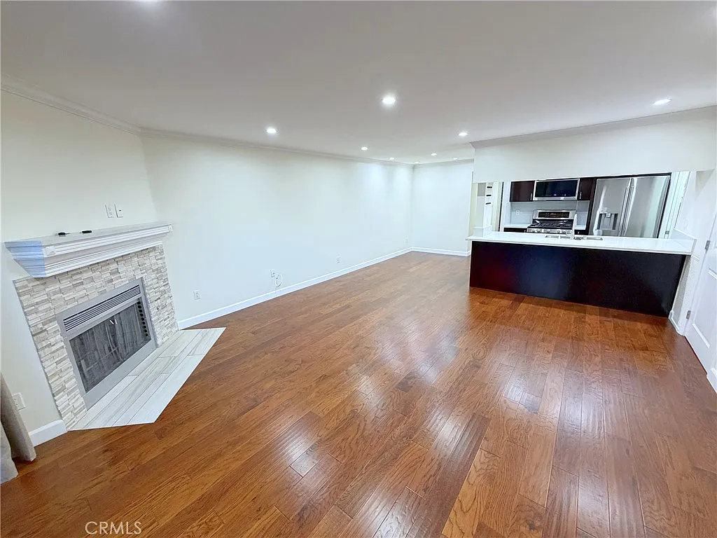 2 bed, 1005 sqft, $3,980 — Photo 1