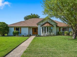 721 Saddlebrook Dr S, Bedford, TX 76021