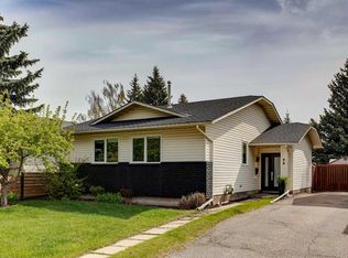 68 W Woodmont Rise SW, Calgary, AB T2W 4L5
