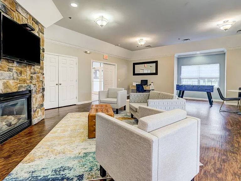 Saratoga Crossing Apartments & Townhomes — Photo 36