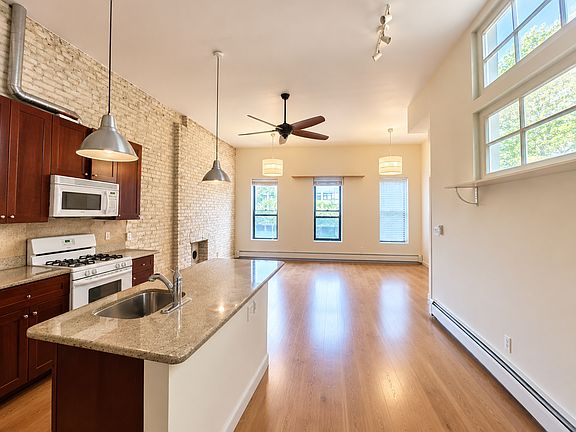 4th image of 469 Evergreen Ave #2