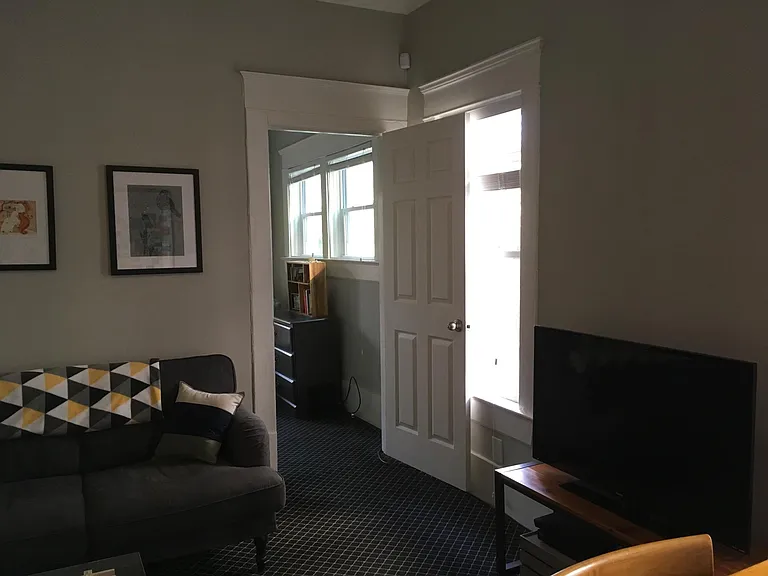 332 4th St NE #3 — Photo 8
