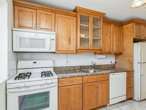 3rd image of 43 Bayberry Dr APT 4