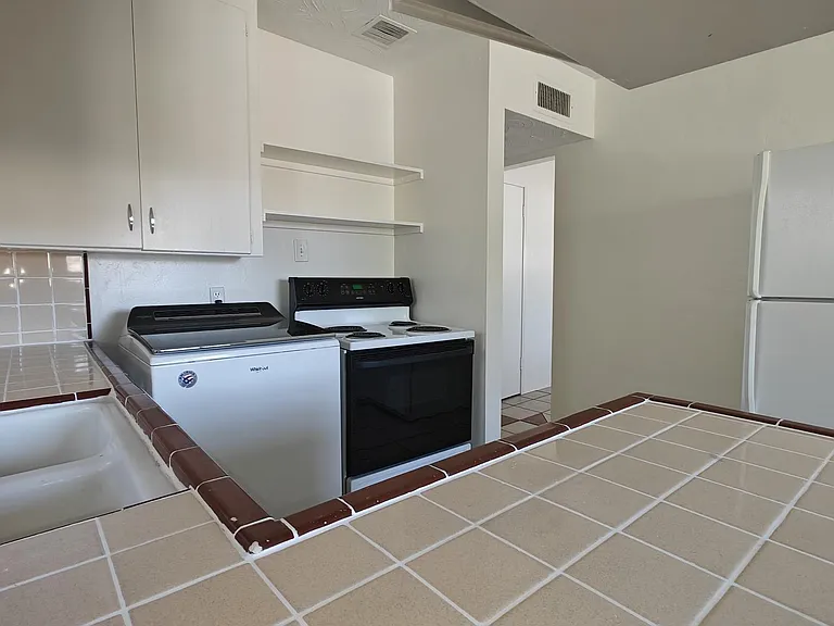 2260 E Spring St — Photo 7