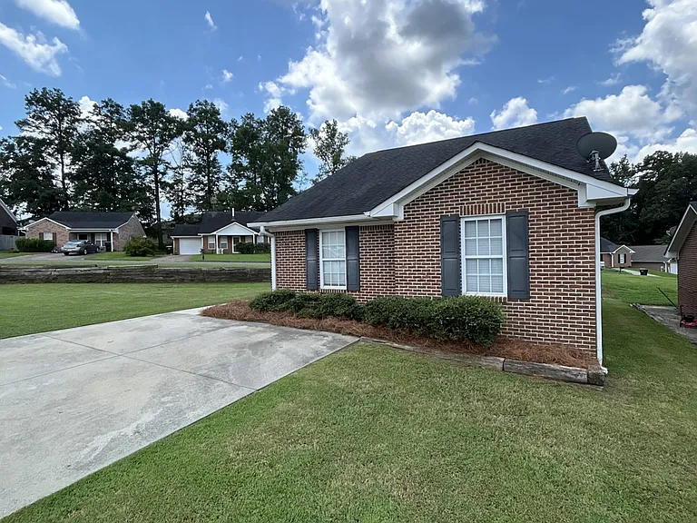 1735 Cobblestone Ln SE — Photo 3