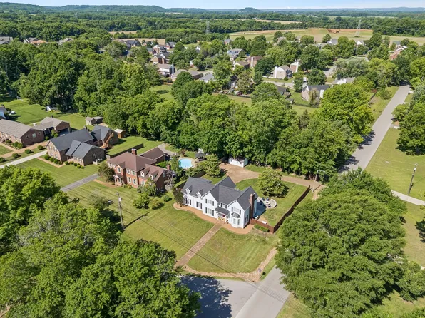 100 Deerfield Dr, Columbia, TN 38401