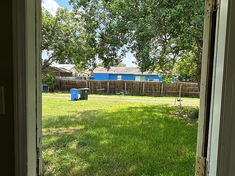 Back yard not fenced in
