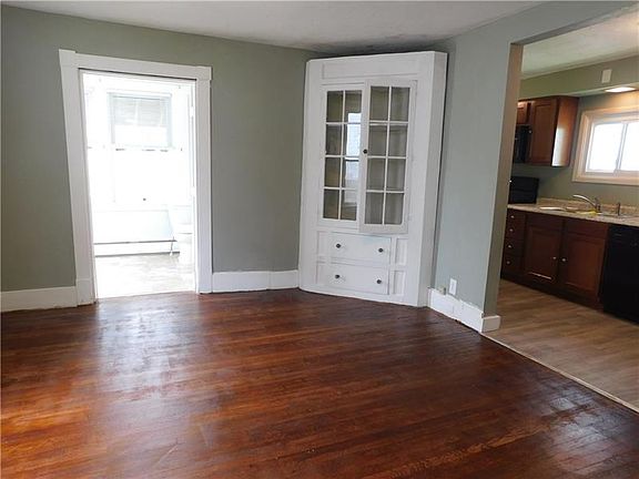4th image of 418 E Market St