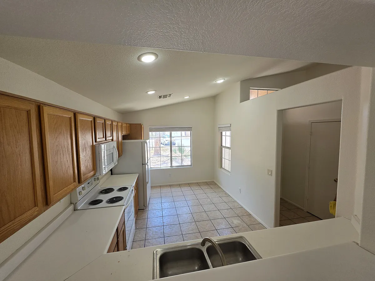 Building Photo - 2486 E Winchester Pl