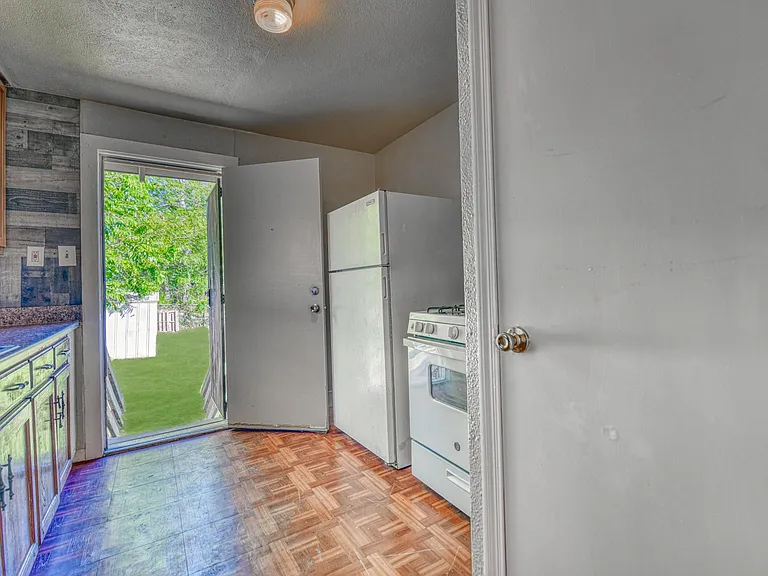 1559 Vermont Ave — Photo 17