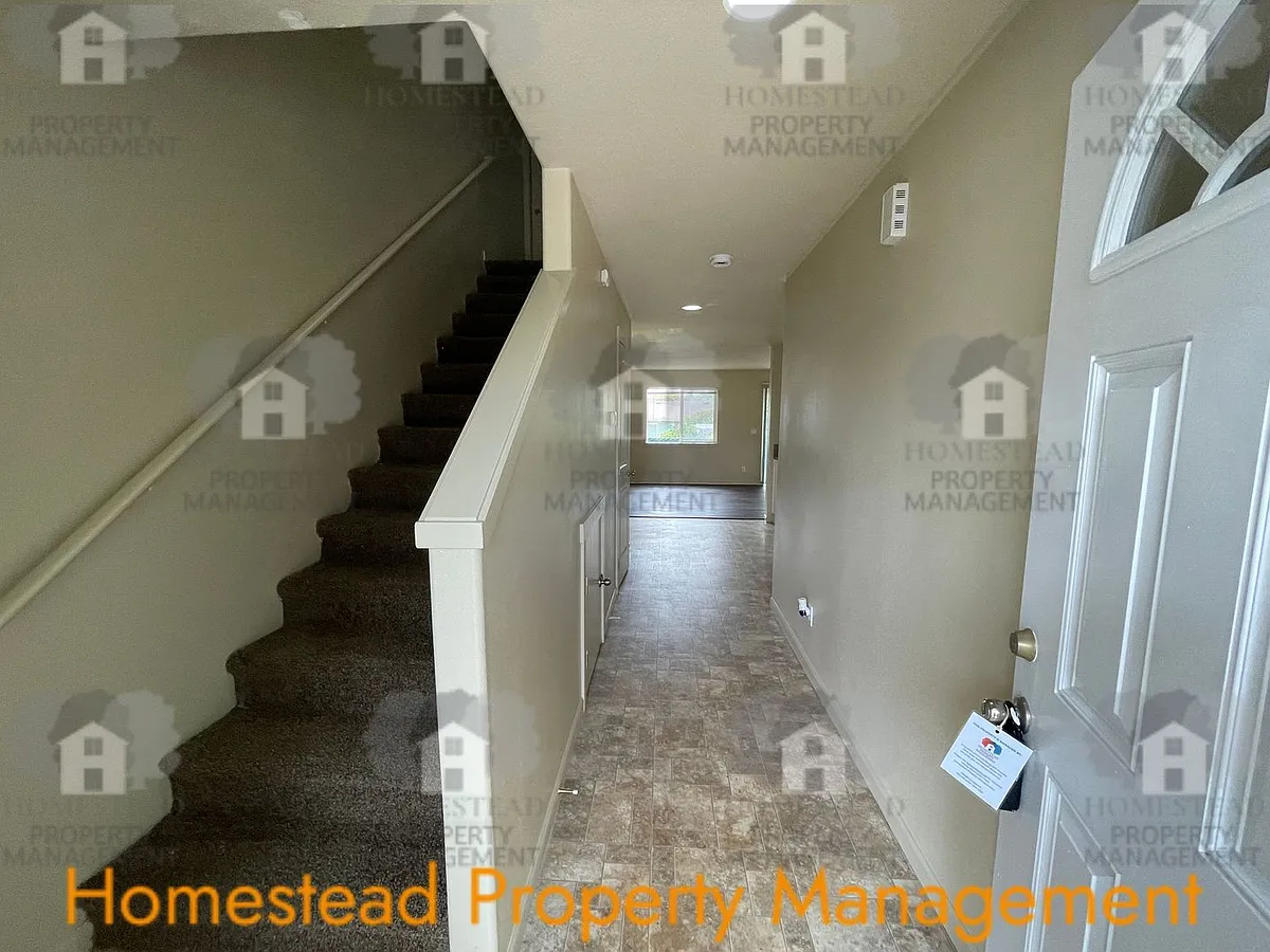 Building Photo - 400-468 S Catron St