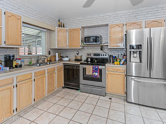 3rd image of 3722 Glen Oak Dr