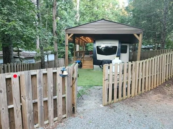 68 10th St, Ellijay, GA 30540