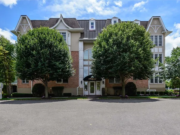 282 Roosevelt Way #282, Westbury, NY 11590