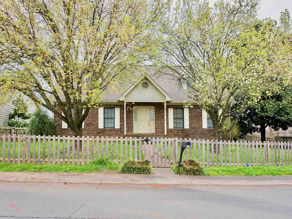 1st image of 402 Barberry Dr NW