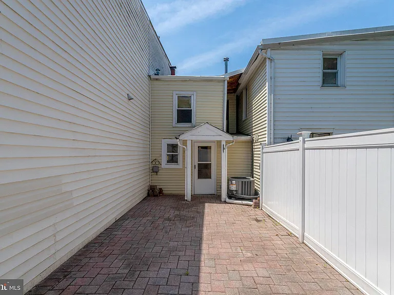 619 N Henry St — Photo 28