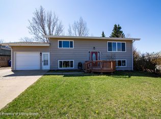 820 Bighorn Dr, Dickinson, ND 58601