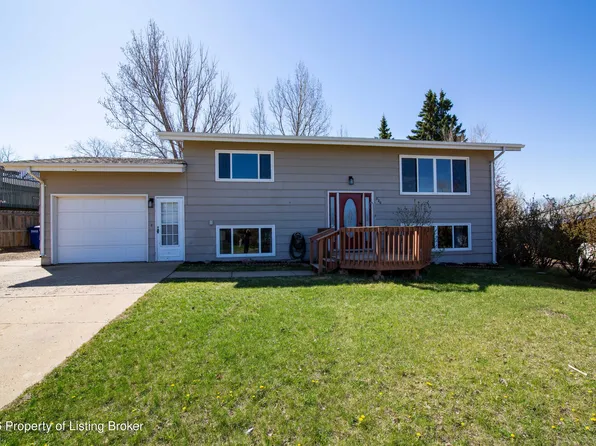 820 Bighorn Dr, Dickinson, ND 58601