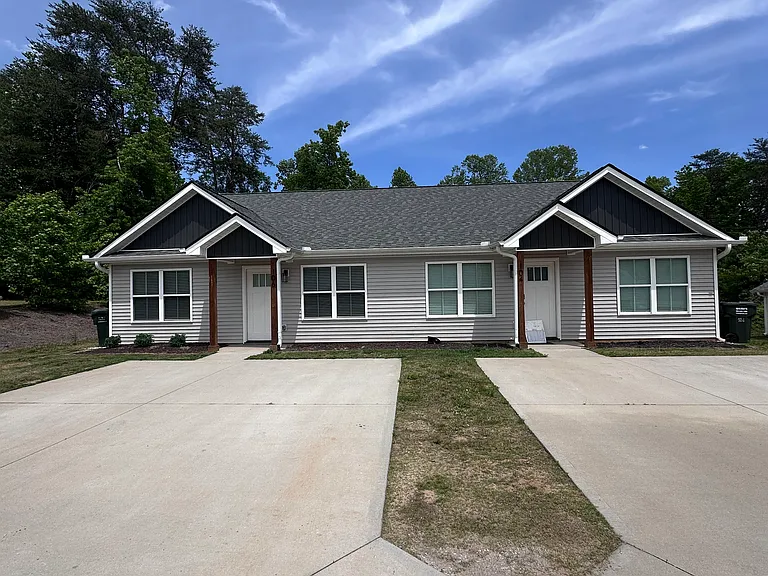 106 Lakeside Dr — Photo 2