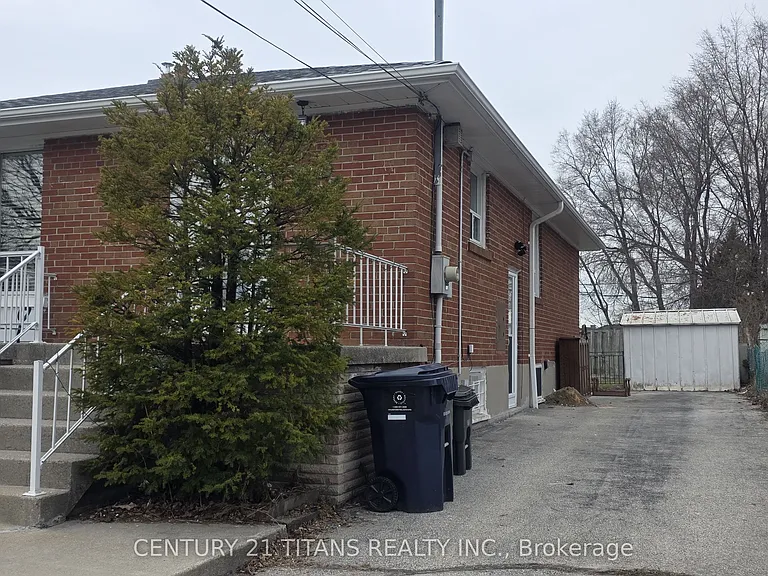 114 Benjamin Blvd #BASEMENT — Photo 2