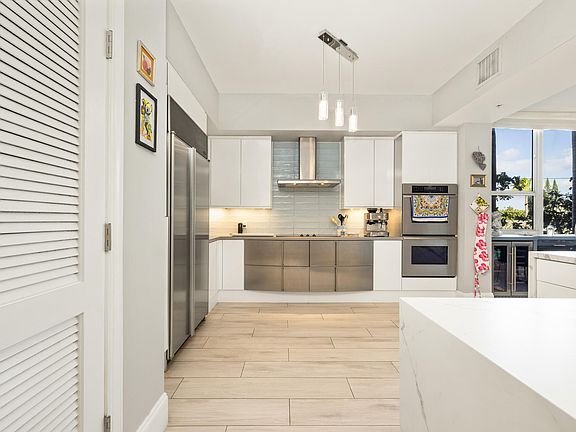 3rd image of 701 SE 21st Avenue #201
