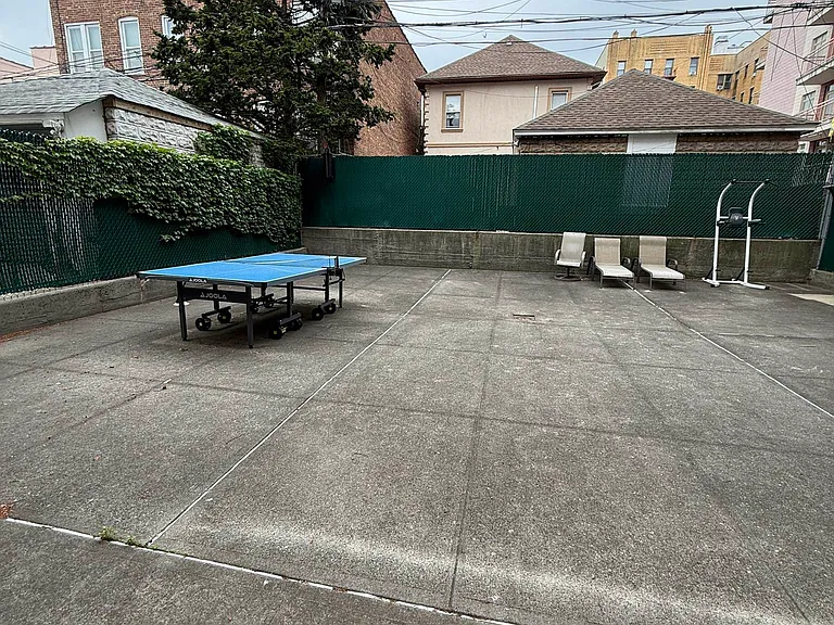 1587 W 4th St #1B — Photo 12
