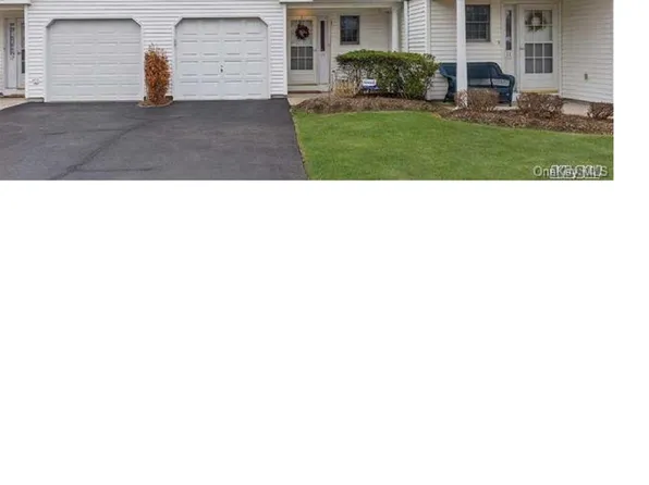 15 S Country Common, West Islip, NY 11795