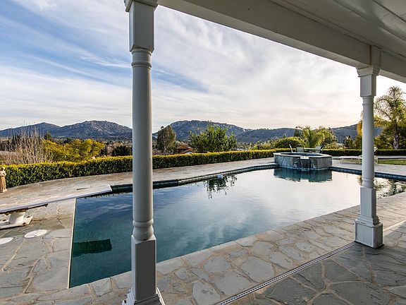 LOVELY PEBBLE TECH POOL 