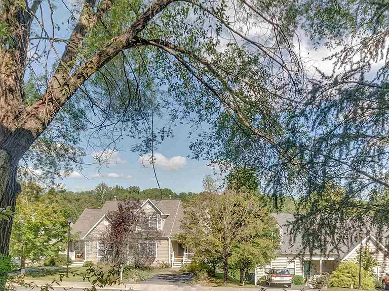 914 Locust Ln — Photo 1