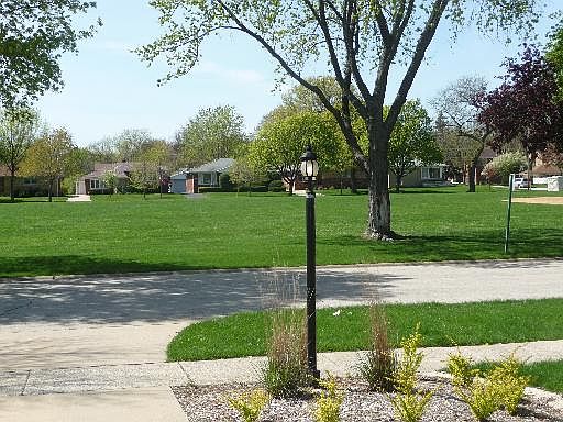 2nd image of 1433 Raymond Ave