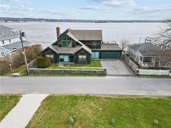 54 Aquidneck Ave, Portsmouth, RI 02871