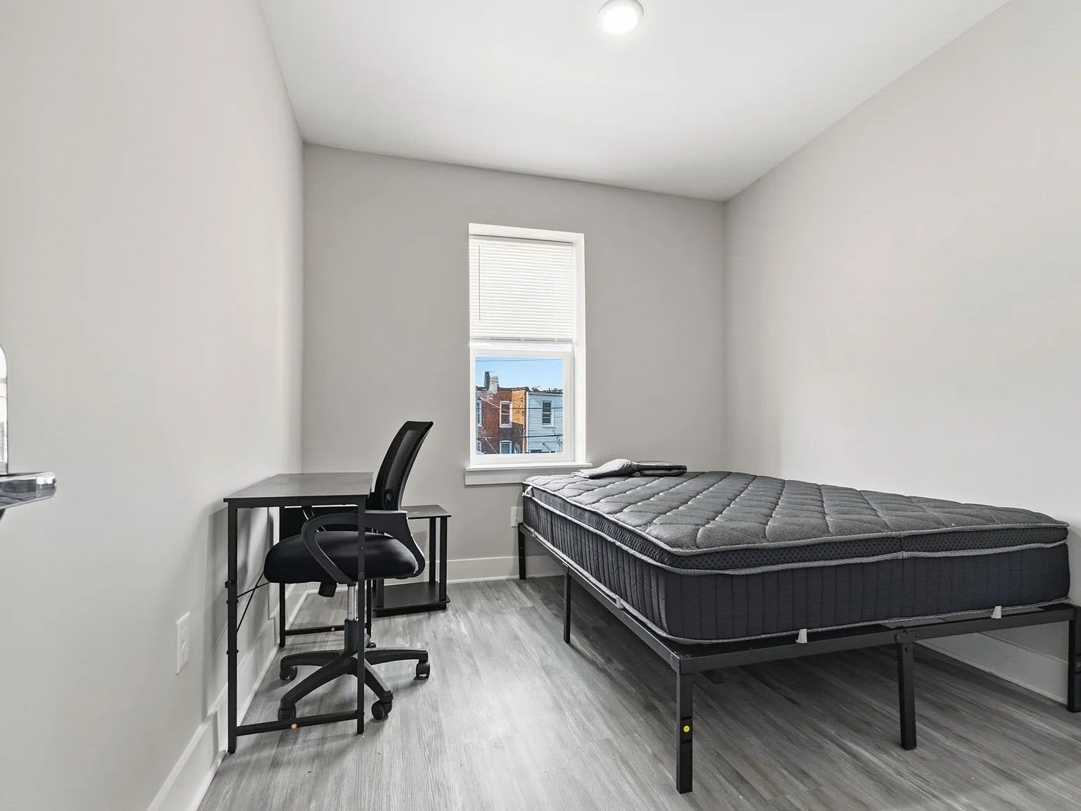 4 bed, 3.0 bath, 1300 sqft, $888 — Photo 1