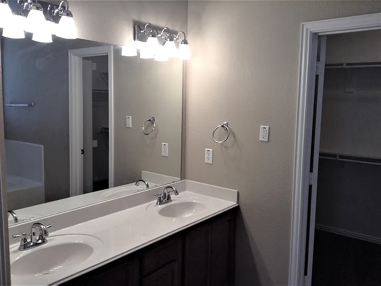 554 Kerry St — Photo 9