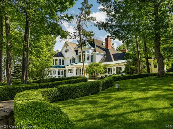3063 Red Pine Point Dr, Indian River, MI 49749