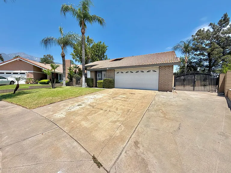 6961 Halstead Ave — Photo 2