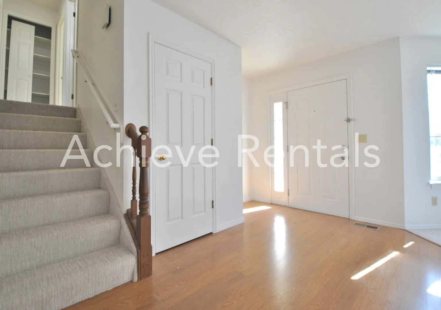 Beautiful 4-Bedroom Home with Huge Backyard & Extra Parking — Photo 2