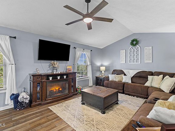 4th image of 185 Madeline Ln