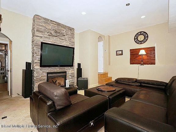 3rd image of 50 Garretson Ln