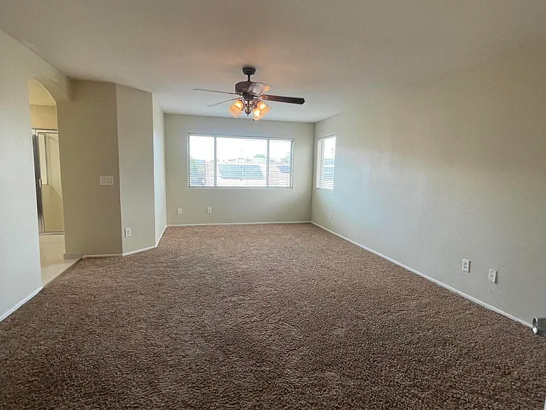 1466 E Holiday Dr — Photo 10