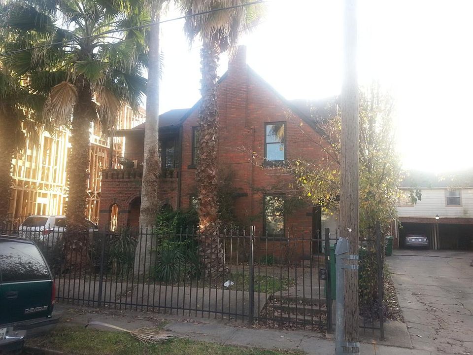 Large 1st floor duplex close to Medical Center and Lightrail