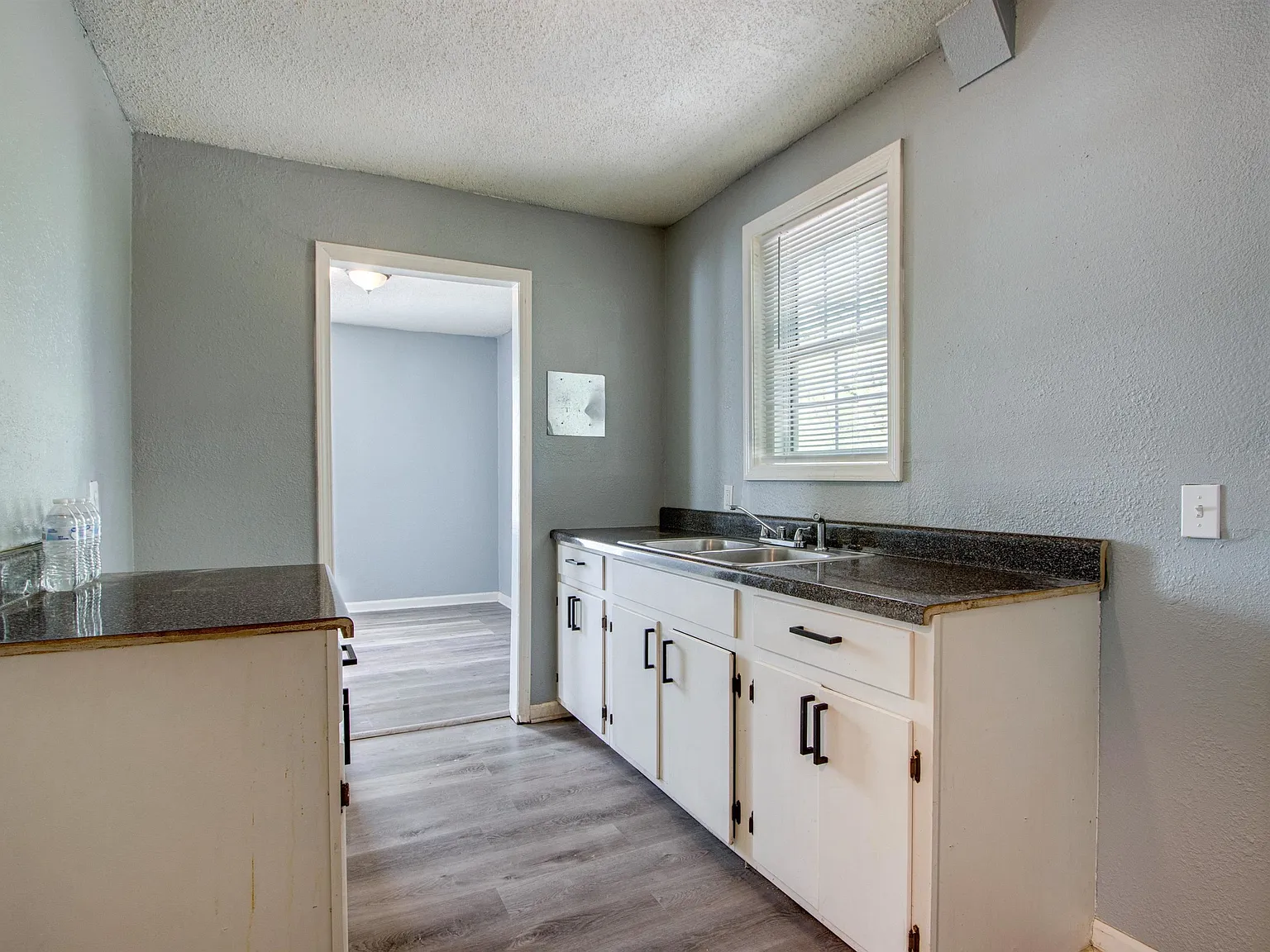 3 bed, 1.0 bath, 999 sqft, $1,000 — Photo 4