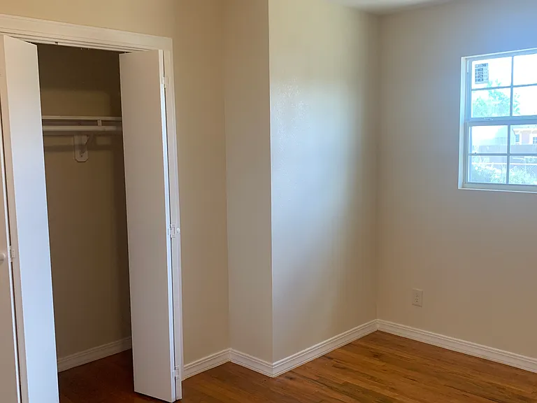 910 E Austin Ave — Photo 11