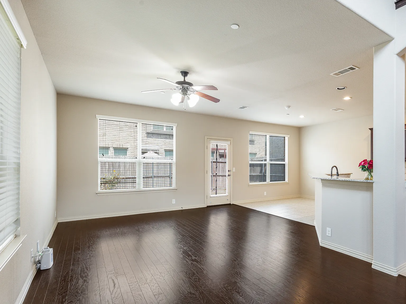 3 bed, 2.5 bath, 2000 sqft, $2,600 — Photo 3