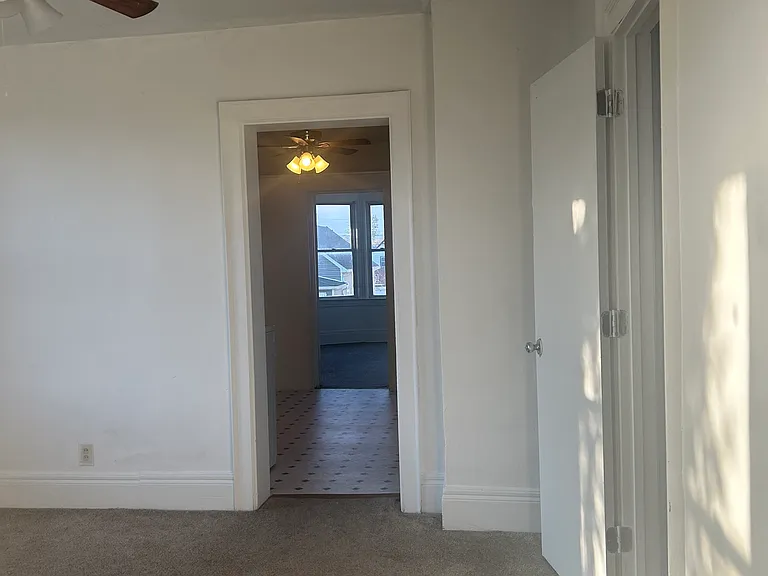 987 E Lovejoy St — Photo 5