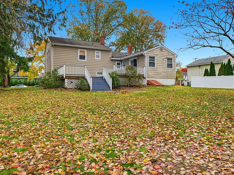 10 Lloyd Ave — Photo 40
